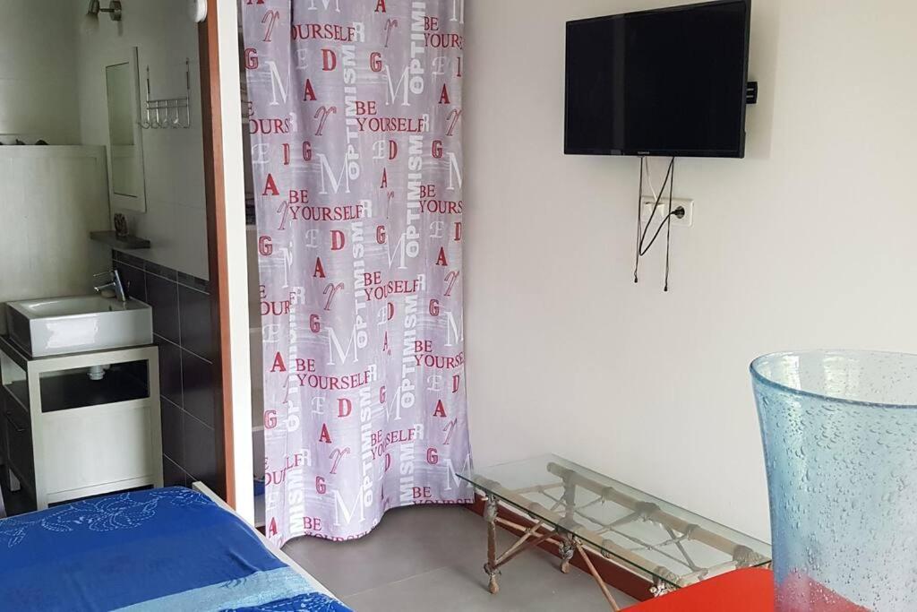Studio Moderne Climatise Avec Jardin, Plage A Pied Le Diamant Bagian luar foto
